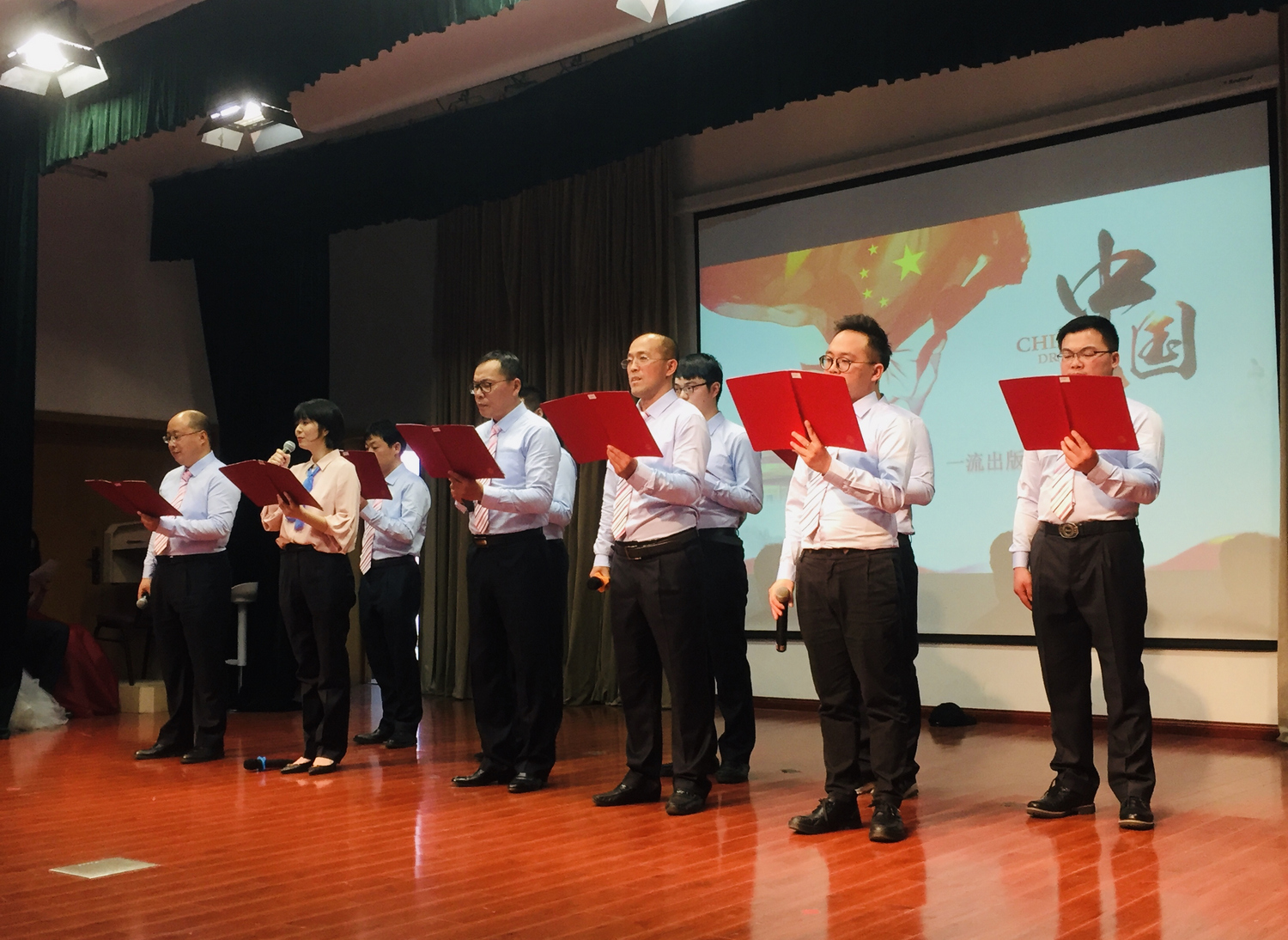 图为：诗朗诵与合唱《我的中国梦》　　压轴节目诗朗诵与合唱《我的中国